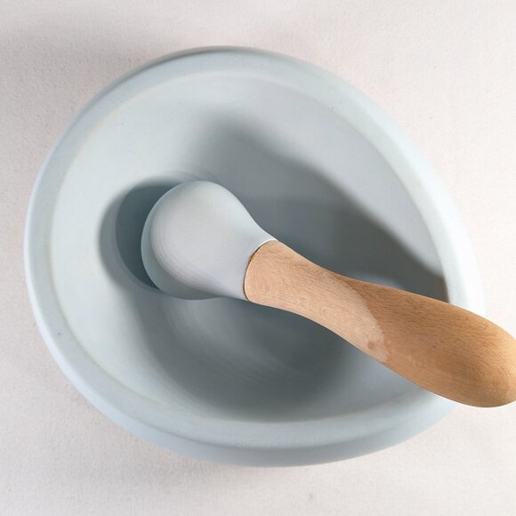 RARE Nigella Lawson Living Kitchen egg-shaped mortar and pestle in duck egg blue - Picture 2 of 14